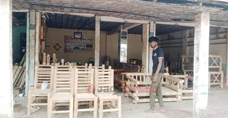 মৌলভীবাজারে জনপ্রিয় হচ্ছে সিরাজের বাঁশের ফার্নিচার
