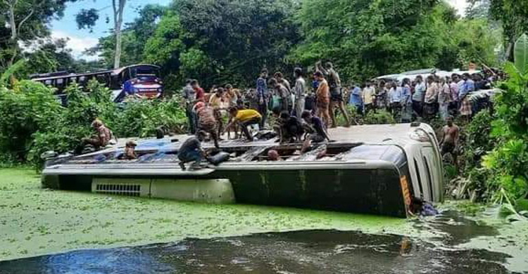 শ্যামলীকে সাইড দিতে গিয়ে পুকুরে ইলিশ পরিবহন, আহত ২০