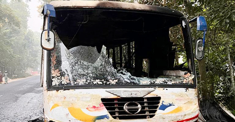 বরিশালে বাসে আগুন