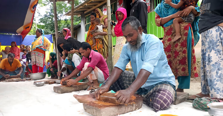 স্ত্রীদের সামনে পেঁয়াজ-মরিচ বাটলেন স্বামীরা