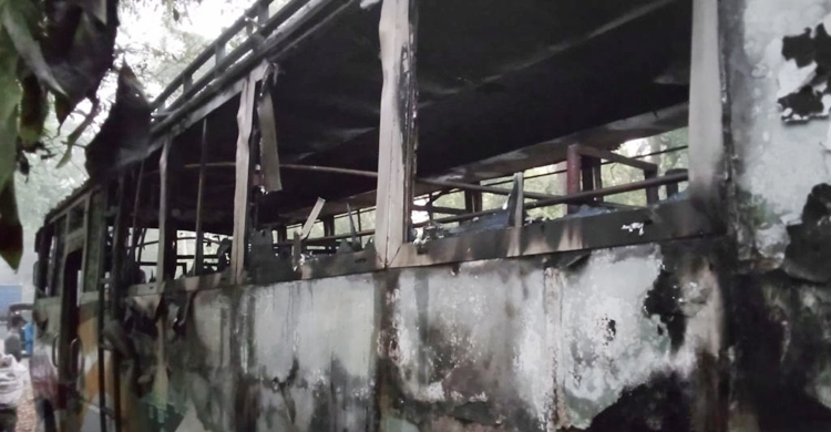 বরিশালে বাসে আগুন