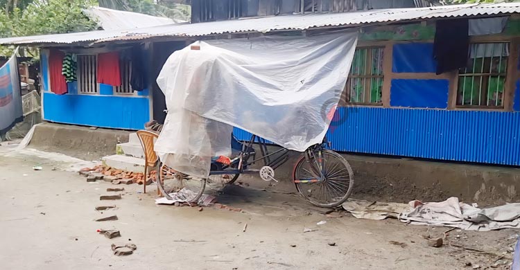 ‘বাবা উঠো, মজা আইন্না দাও’ কবরের কাছে গিয়ে বলে ছোট্ট সাজিদুল