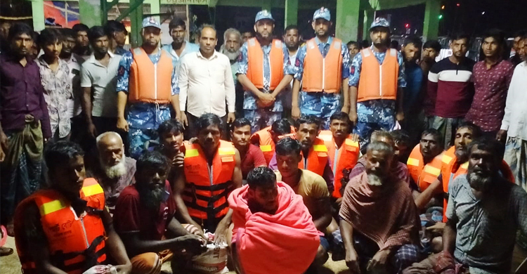 ডুবোচরে আটকে পড়া ট্রলার থেকে ১৭ জেলেকে জীবিত উদ্ধার