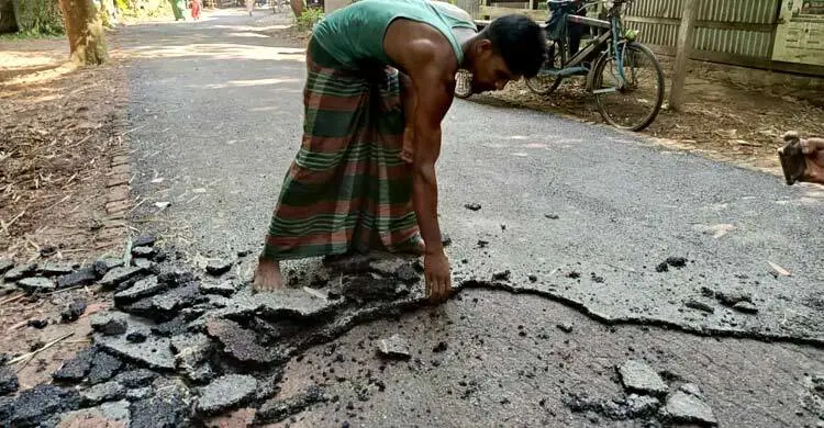 আগৈলঝাড়ায় হাতের স্পর্শে উঠে যাচ্ছে রাস্তার কার্পেটিং