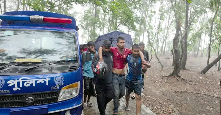 শুভসন্ধ্যা সৈকতে গোসলে নেমে পর্যটক নিখোঁজ