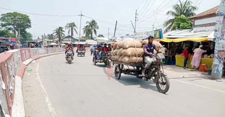 মহাসড়ক দাপিয়ে বেড়াচ্ছে অবৈধ যান, বাড়ছে দুর্ঘটনা