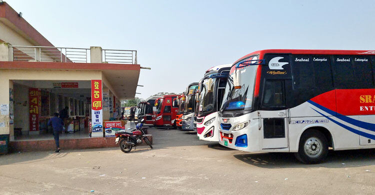 বরগুনায় বাস ধর্মঘটে চরম ভোগান্তিতে যাত্রীরা