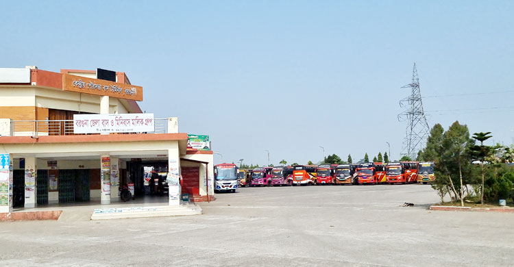 বরগুনায় বাস ধর্মঘটে চরম ভোগান্তিতে যাত্রীরা