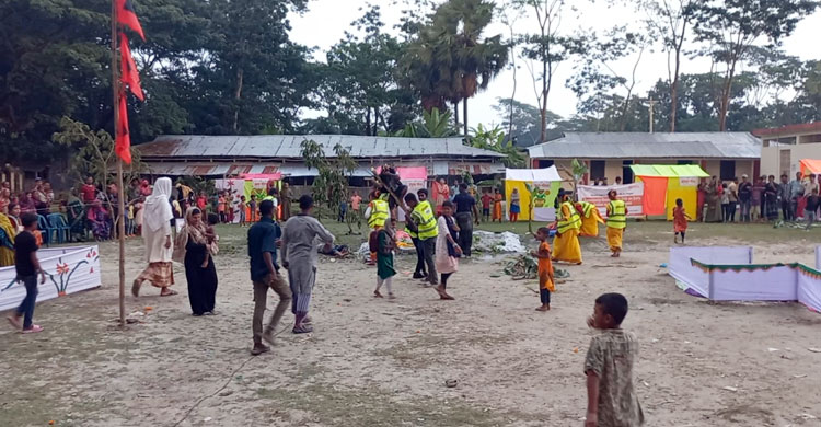 স্থানীয়দের সতর্ক করতে কৃত্রিম ঘূর্ণিঝড় বানালেন স্বেচ্ছাসেবকরা