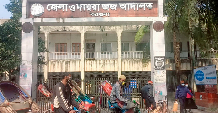 বরগুনায় আদালত চত্বর থেকে অস্ত্রসহ কিশোর আটক