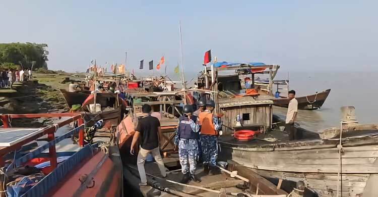 নিষেধাজ্ঞা অমান্য করে মাছ ধরায় ১৫০ জেলে আটক, ৩৫ ট্রলার জব্দ