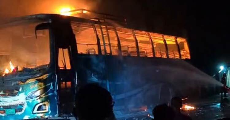 বরগুনায় পার্কিং করা বাসে অগ্নিসংযোগ, গ্রেফতার ৫