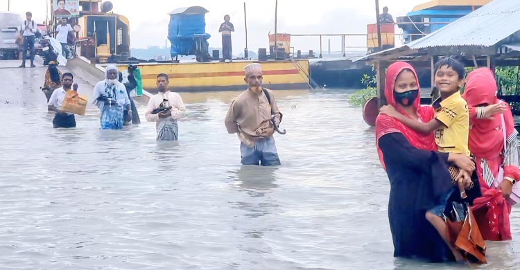 লঘুচাপে নদ-নদীর পানি বাড়ছে, ফেরি চলাচল বন্ধ