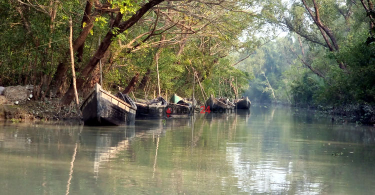 সংস্কারের অভাবে পর্যটক হারাচ্ছে হরিণঘাটা