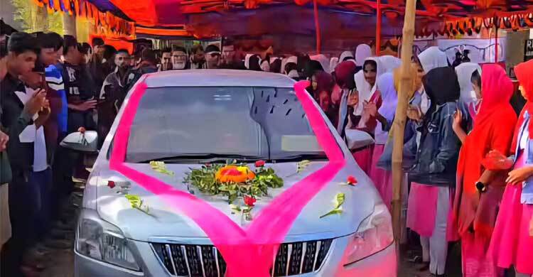 ফুলসজ্জিত গাড়িতে বাড়ি পৌঁছে দেওয়া হলো প্রধান শিক্ষককে
