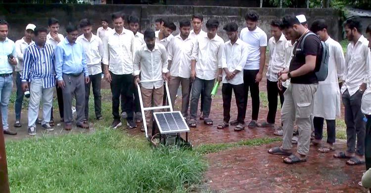 সোলারে চলা ঘাস কাটার মেশিন উদ্ভাবন করলেন পলিটেকনিক শিক্ষার্থীরা