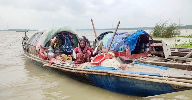 যুগযুগ মাছ ধরেও জেলের স্বীকৃতি মেলেনি মানতা নারীদের