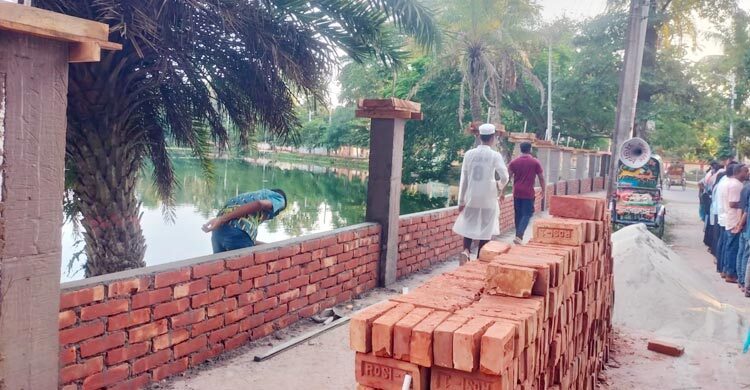 বরিশালে শতবর্ষী ডিসি লেকে দেওয়াল নির্মাণ নিয়ে প্রতিবাদ-মামলা