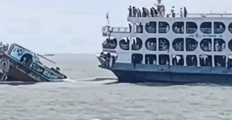 মেঘনায় লঞ্চের ধাক্কায় ডুবে গেলো বালুবাহী বাল্কহেড