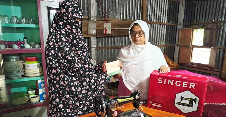 ৮৪ ইভেন্ট গ্রুপের উদ্যোগে কর্মসংস্থানের লক্ষ্যে সেলাই মেশিন প্রদান করা হচ্ছে এক মহিলাকে/ ছবি: জাগো নিউজ