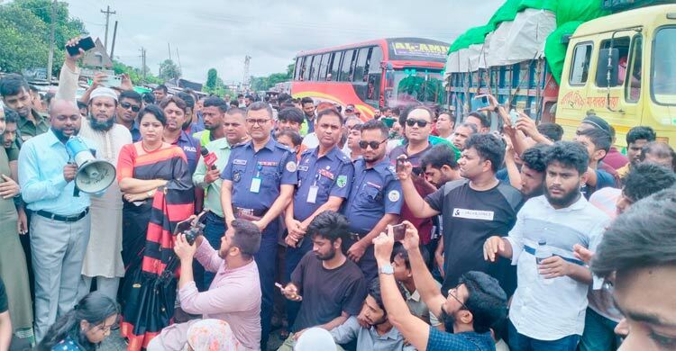 স্বাস্থ্য কর্মকর্তার অপসারণ দাবিতে মহাসড়ক অবরোধ