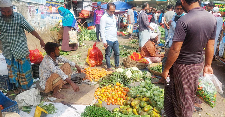 বরিশালে শীতকালীন সবজি বাজারে এলেও দাম কমেনি