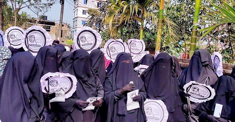 বরিশালে হাতপাখার প্রচারণায় নারী কর্মীরা