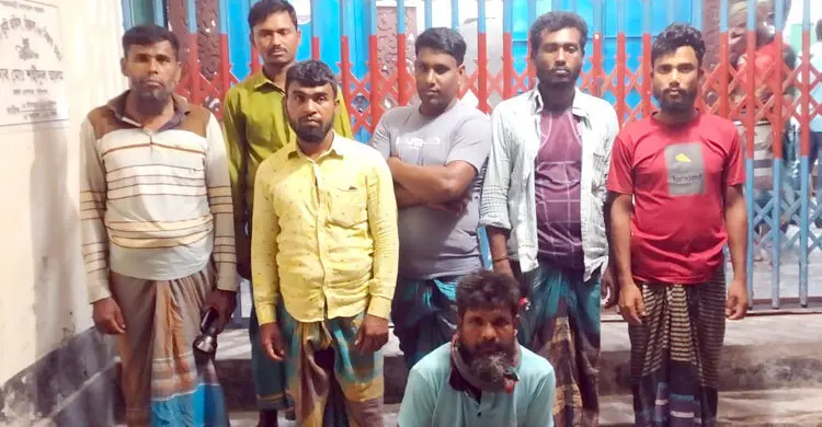 মেঘনায় নিষেধাজ্ঞা না মেনে মাছ ধরায় ১৩ জেলেকে জরিমানা