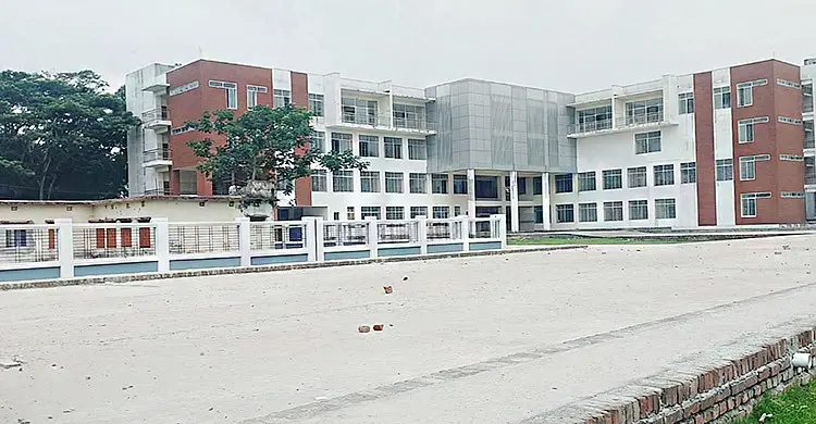 বরিশালে নির্মাণের ৭ বছরেও চালু হয়নি শিশু হাসপাতাল