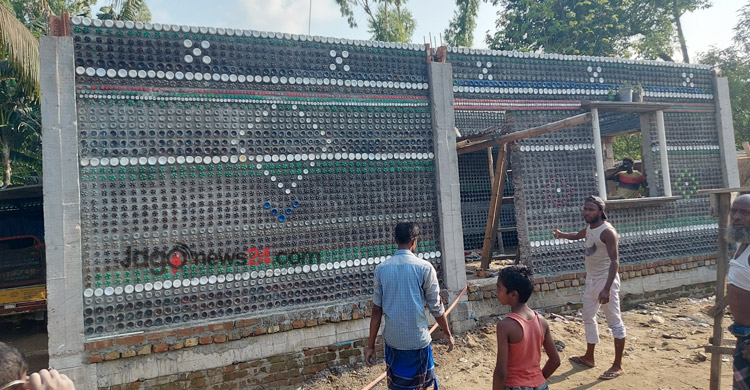 পরিত্যক্ত প্লাস্টিকের বোতল দিয়ে অটোরিকশাচালকের দৃষ্টিনন্দন বাড়ি