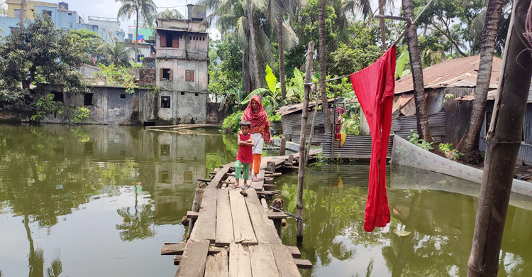 বছরে ১০ মাস ডুবে থাকে সড়ক, অন্য এলাকায় ভাড়া থাকে স্থানীয়রা