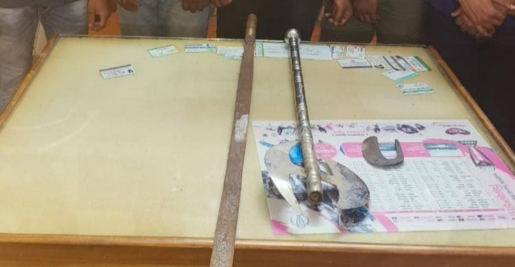 গোপন সংবাদে আগেই হাজির ডিবি, ৪ ছিনতাইকারী আটক