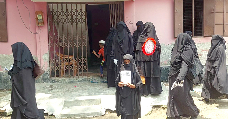 হাতপাখায় ভোট চাইতে প্রচারণায় ২১০০ নারীকর্মী