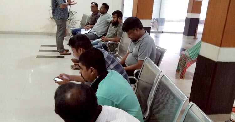 বেঞ্চে বসে অফিস করেন ওএসডি ৮ কর্মচারী