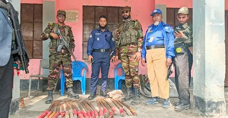 বরিশালে ভোটকেন্দ্রের পাশে ২১ রামদা