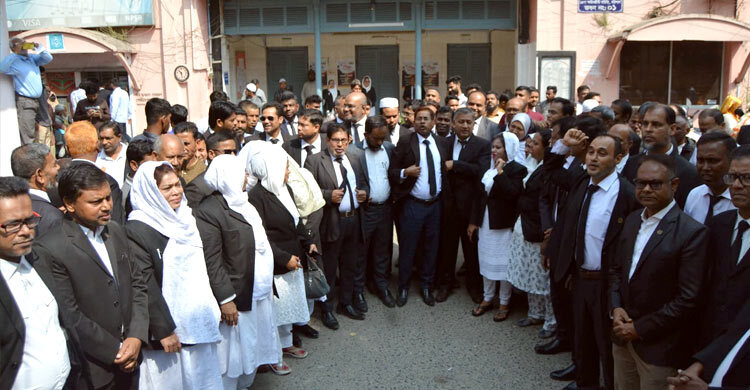 বরিশালে আদালত বর্জন স্থগিত করলেন বিএনপিপন্থি আইনজীবীরা