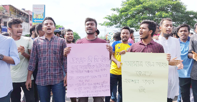 ববি শিক্ষার্থীকে মোটরসাইকেলের ধাক্কা, প্রতিবাদে সড়ক অবরোধ