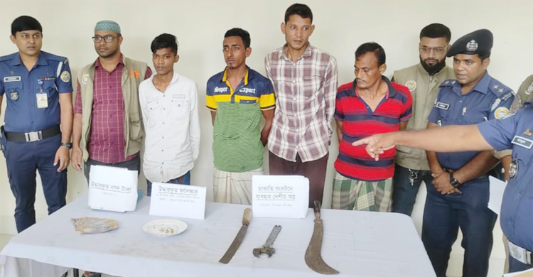 বরিশালে দেশীয় অস্ত্রসহ ৪ ডাকাত গ্রেফতার