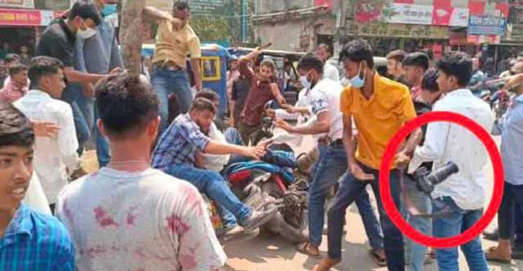 বরিশালে প্রকাশ্যে সাংবাদিককে মারধর, ৪ মাসেও গ্রেফতার হয়নি কেউ