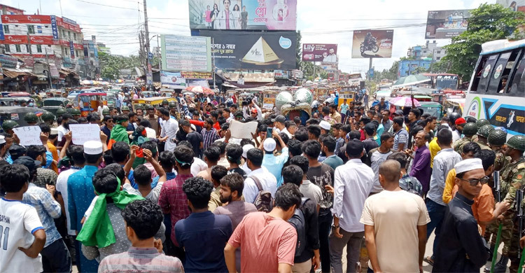 হাসপাতালের অব্যবস্থাপনা দূর করাসহ বিভিন্ন দাবিতে ব্লকেড