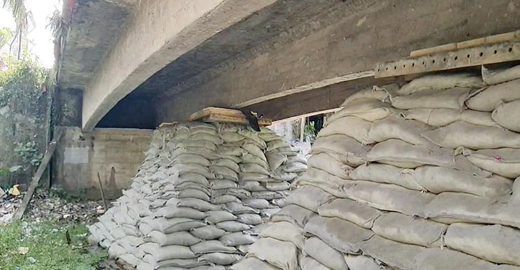 বালুর বস্তার ওপর দাঁড়িয়ে ঢাকা-বরিশাল মহাসড়কের উজিরপুর সেতু