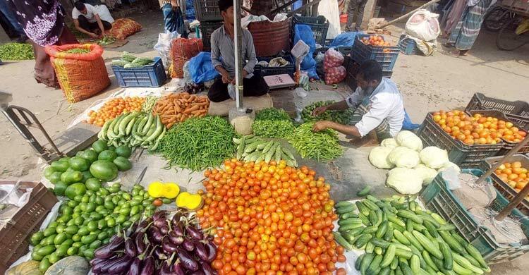 কেজিতে ৩০ টাকা পর্যন্ত কমেছে সবজি, তেজ কমেনি কাঁচামরিচের