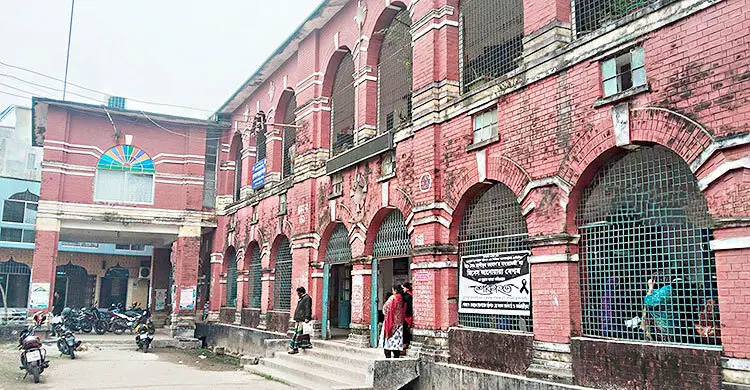 ১৮ মাসের কাজ ৪ বছরেও শেষ করতে পারেনি গণপূর্ত বিভাগ, দুর্ভোগে রোগীরা