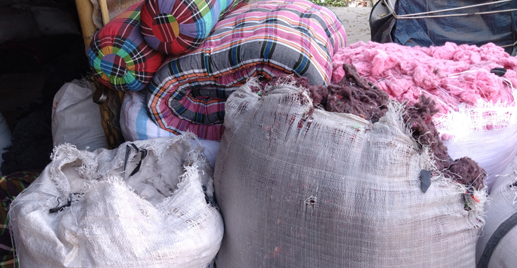 শীত বাড়ার সঙ্গে ভিড় বাড়ছে লেপ-তোশকের দোকানে