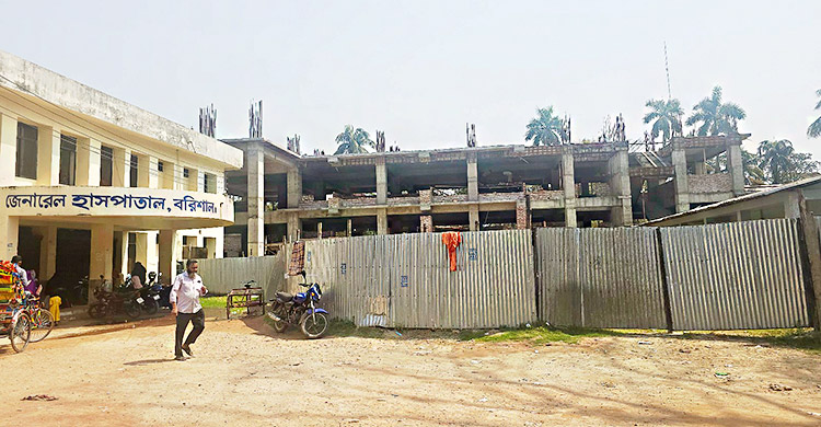 ১৮ মাসের কাজ ৪ বছরেও শেষ করতে পারেনি গণপূর্ত বিভাগ, দুর্ভোগে রোগীরা 