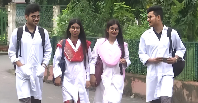 বরিশাল মেডিকেলে একই ক্লাসে যমজ দুই ভাই দুই বোন