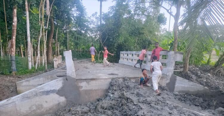 উদ্বোধনের আগেই হেলে পড়লো ৪০ লাখ টাকার কালভার্ট