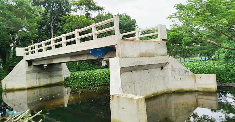 সংযোগ সড়ক না থাকায় কাজে আসছে না কোটি টাকার ব্রিজ
