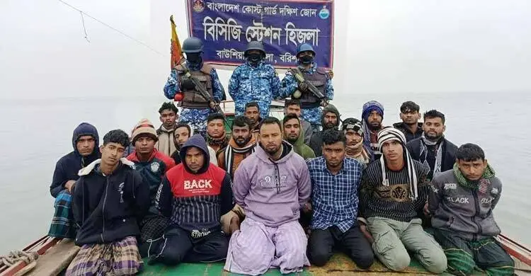 বরিশালে অবৈধভাবে বালু উত্তোলনকালে ৫৭ ড্রেজারসহ আটক ২০