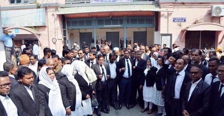 বরিশালে দিনভর আইনজীবীদের আদালত বর্জন, ভোগান্তি